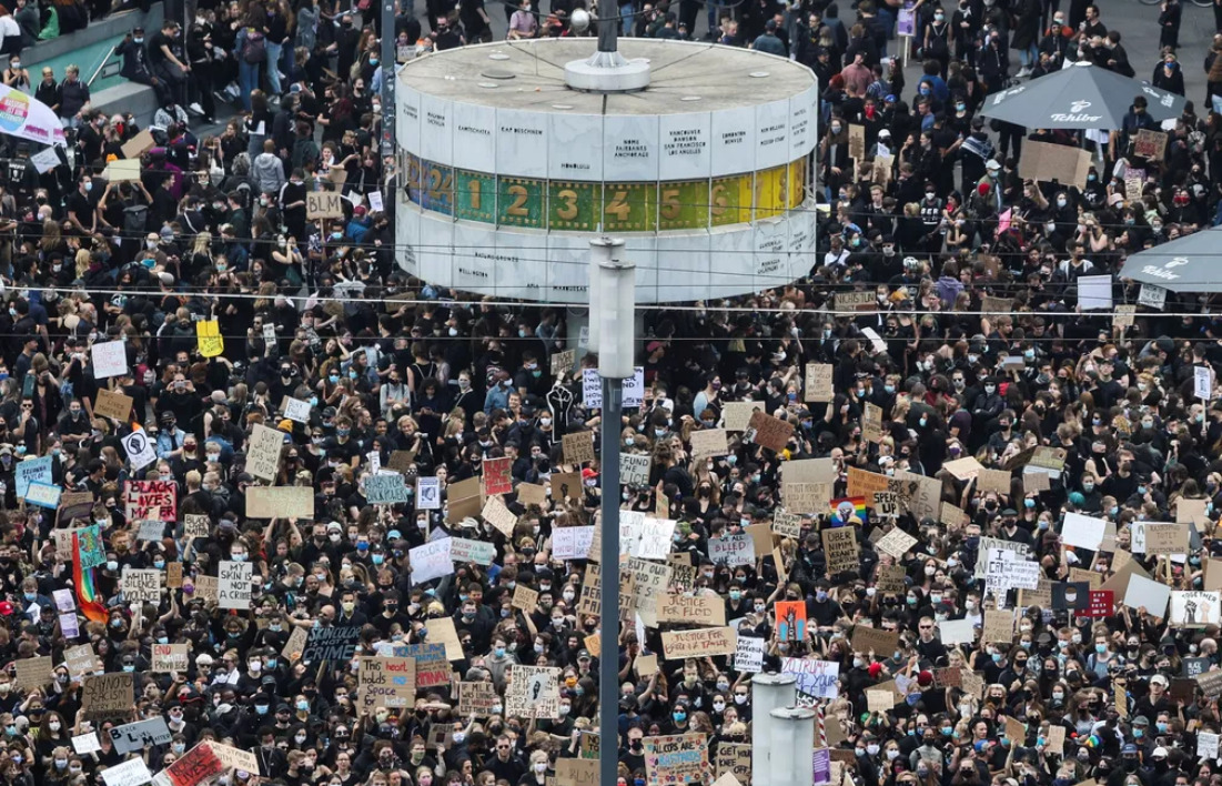 Manifestação contra o racismo em Berlin em 6 de junho de 2020 — Foto: Fabrizio Bensch/Reuters Manifestação contra o racismo em Berlin em 6 de junho de 2020 — Foto: Fabrizio Bensch/Reuters