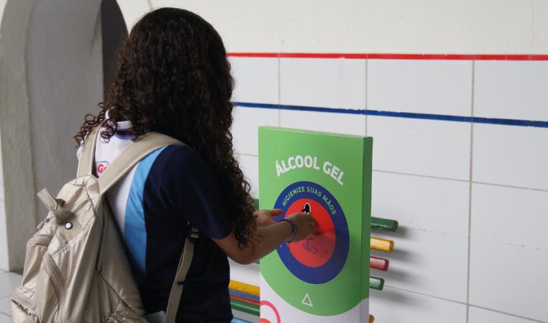 aluna-alcool-em-gel