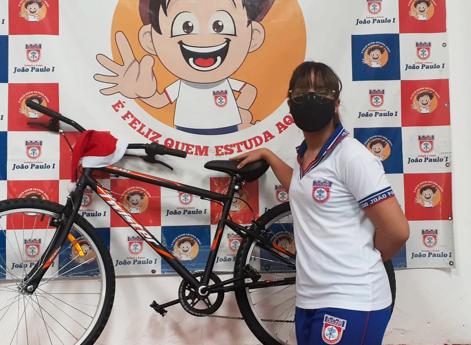 premio-bicicleta-aluna-escola-parceira